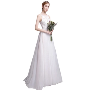 Élégante robe de mariée en dentelle et tulle blanc avec coupe trapèze sans manches et dentelle