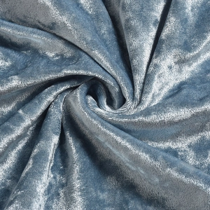 Detailopname van geplooide fluwelen stof in mistig blauw met een zijdeachtige glans