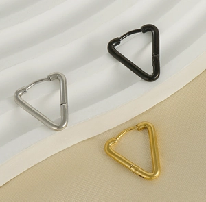 Tre orecchini a cerchio triangolari in acciaio al titanio in argento, nero e oro
