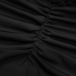 Vista macro del tessuto nero a coste con dettagli arricciati ad alta elasticità sul vestito