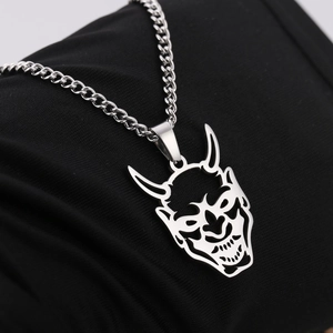 Collier avec pendentif masque Oni en acier inoxydable argenté et chaîne cubaine pour homme