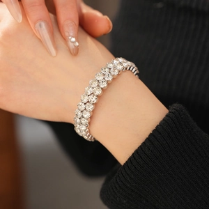 Gros plan du bracelet extensible en strass argentés avec détails en cristal multicouches