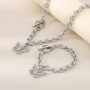 Schmuckset aus Titanstahl mit Schmetterlingsanhänger und Kristallbesatz in Silber