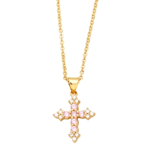 Detail mit rosa und weißen Zirkoniasteinen, gefasst in einem goldfarbenen Kreuzanhänger