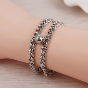 Dettaglio del bracciale a doppia catena cubana con chiusura magnetica al polso