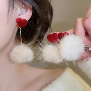 Boucles d'oreilles élégantes avec cœur en velours rouge, pompon blanc et chaîne dorée