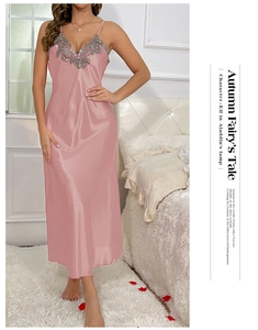 Nuisette rose en satin avec broderie en dentelle grise et fines bretelles élégantes