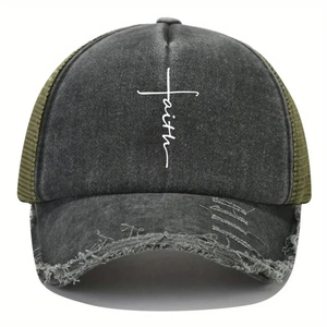 Dettaglio del cappellino vintage consumato con stampa faith e retro in mesh traspirante
