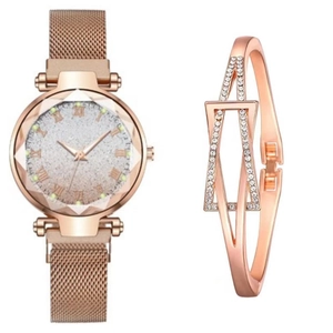 Dettaglio dell'orologio oro rosa con quadrante stellato e set di bracciali con cristalli