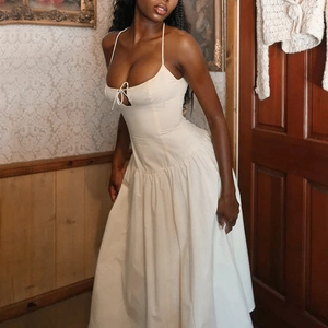 Robe midi licou crème élégante avec taille cintrée et détail de nœud évidé chic