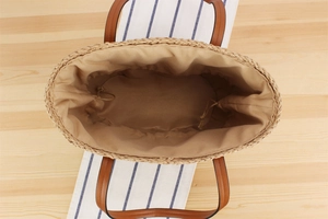 Innenansicht der Strohtasche mit Textilfutter und sicherem Kordelzugverschluss