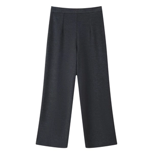 Detailansicht der dunkelgrauen Weitbeinhose mit hoher Taille und Falten