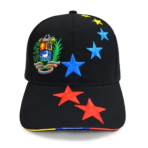 Dettaglio del ricamo della bandiera del Venezuela e dello stemma su un cappello nero