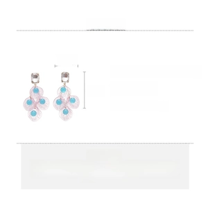 Guide détaillé des tailles pour boucles d'oreilles pétales roses en résine et strass