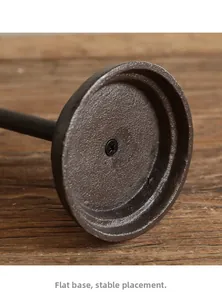Nahaufnahme der Vintage-Gusseisenbasis mit Bronze-Finish und stabilem flachem Boden