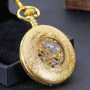 Detail einer goldenen Vintage-Taschenuhr mit mechanischem Werk auf schwarzem Leder