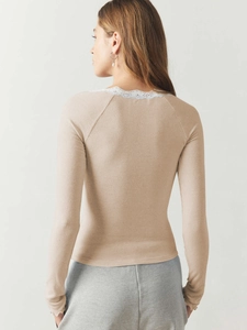 Detail der eleganten Spitzen-Patchwork und Rippenstruktur auf der Rückseite des beigen Tops