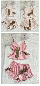 Dettaglio di canotta in raso di seta e pantaloncini a balze con stampa leopardata rosa e oro