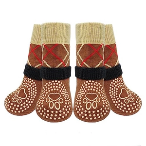 Chaussettes brunes pour chiens motif losanges avec sangles et semelles antidérapantes