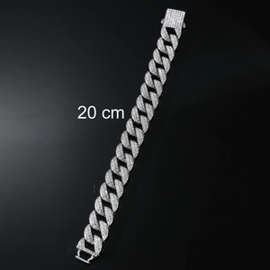 Bracelet cubain 16mm de 20cm serti de zircons étincelants sur un fond noir élégant