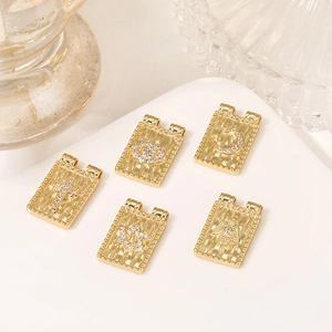 Pendentifs rectangulaires dorés avec textures et gemmes avec icônes religieuses et célestes