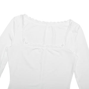 Détails de body blanc à col carré avec bordure en dentelle élégante et texture côtelée douce