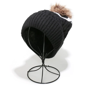 Details des warmen Fleecefutters und der Strickstruktur der Wintermütze
