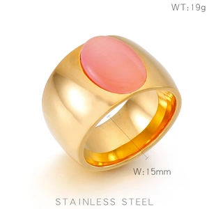 Detailansicht der Ringgröße mit rosa Katzenaugenstein und goldenem Edelstahlband