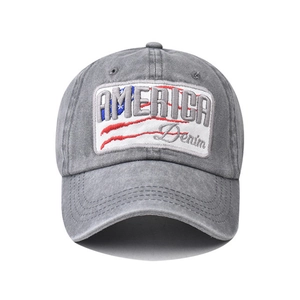 Détail de la broderie America blanche et du motif drapeau US sur la casquette denim