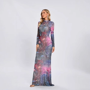 Robe longue moulante à manches longues avec imprimé galaxie et strass dégradés brillants