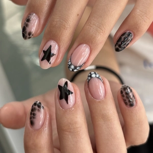 Y2K Sweet Cool Black Star Leopard Print French Tip Short Round Press On Nails Nude Pink Base Full Cover False Nails For Women