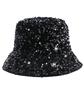Dettaglio delle fitte paillettes nere su un cappello alla pescatora con riflessi