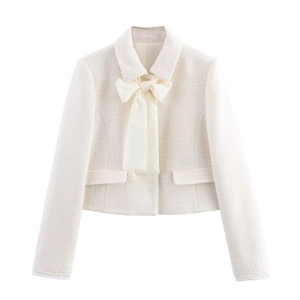 Veste courte élégante en tweed blanc cassé avec grand nœud en soie sur fond blanc
