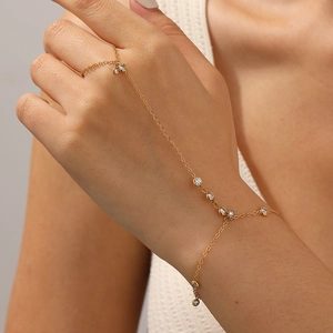 Bracelet bague en or élégant avec détails en zircon rond et chaîne de main délicate