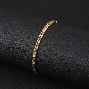 Macro shot of 18K gold plated stainless steel bracelet with vintage twisted S-link texture