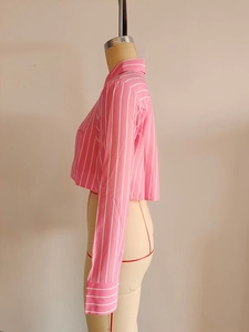 Vue latérale détaillée d'une chemise courte à rayures roses et blanches sur mannequin