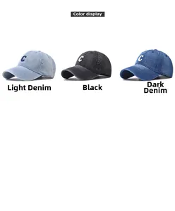 Détail de casquettes de baseball en denim délavé avec broderie C en trois coloris