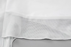 Détail de l'ourlet en maille blanche et des coutures sur cette robe sexy élégante