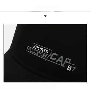 Detailaufnahme der schwarzen Baumwollkappe mit silberner SPORTS CAP 87 Bestickung