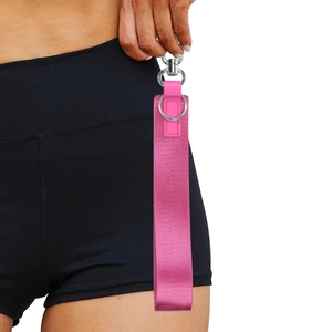 Dettaglio del cinturino da polso intrecciato rosa acceso su pantaloncini sportivi