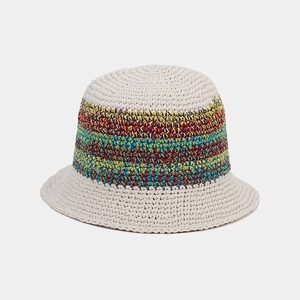 Gros plan sur un bob au crochet fait main avec des rayures colorées style bohème