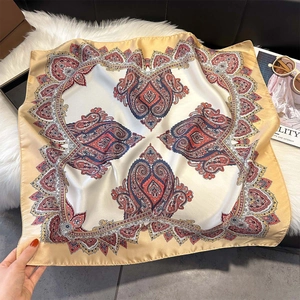 Carré de soie vintage à motif paisley rouge et jaune moutarde sur fond en peluche blanche
