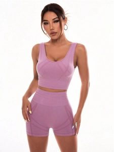 Nahtloses lila Yoga-Set mit geripptem Tanktop und High-Waist-Kompressions-Shorts