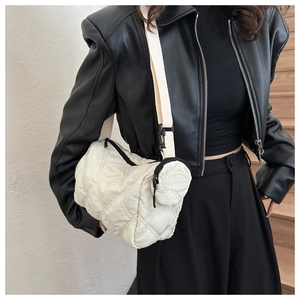 Détail de la bandoulière matelassée blanche avec pochette ronde FANYISSA sur mannequin