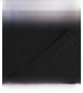 Dettaglio macro di tessuto nero ad asciugatura rapida con cuciture di precisione