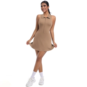 Détail de la robe de tennis kaki avec col polo zippé et coupe trapèze élégante