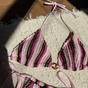 Détail du haut de bikini au crochet tricolore avec anneau ambre et texture gaufrée