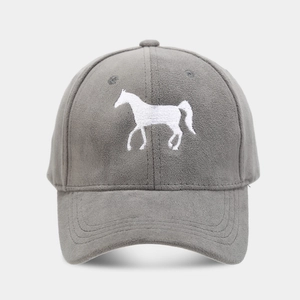 Vista detallada de gorra de gamuza gris con bordado de caballo blanco en la parte frontal
