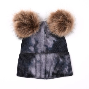 Bonnet en maille tie-dye avec deux grands pompons en fourrure synthétique