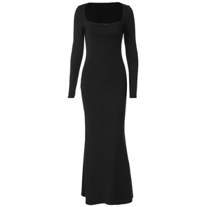 Détail d'une robe longue noire moulante à manches longues avec décolleté carré chic